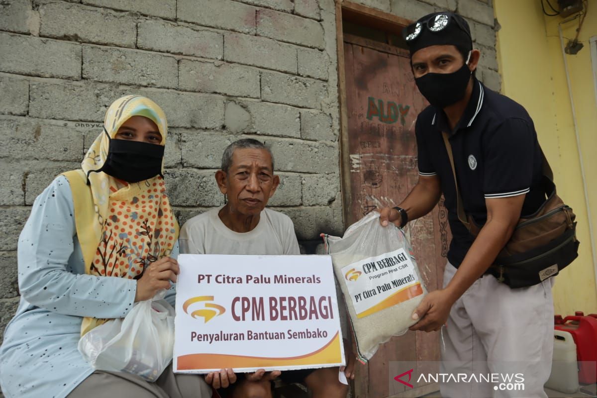 Lansia di Kota Palu terima bantuan pangan dari PT CPM