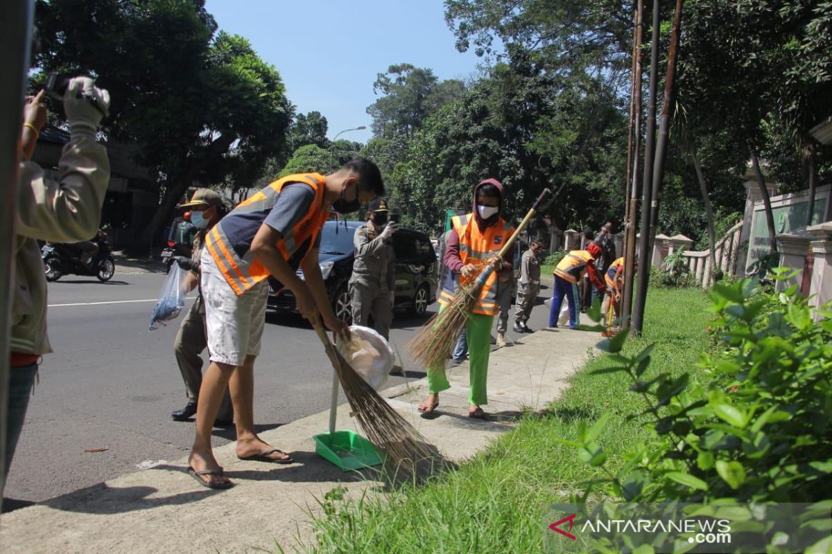 48 orang pelanggar PSBB di Kota Bogor jalani sanksi sosial bersihkan jalan