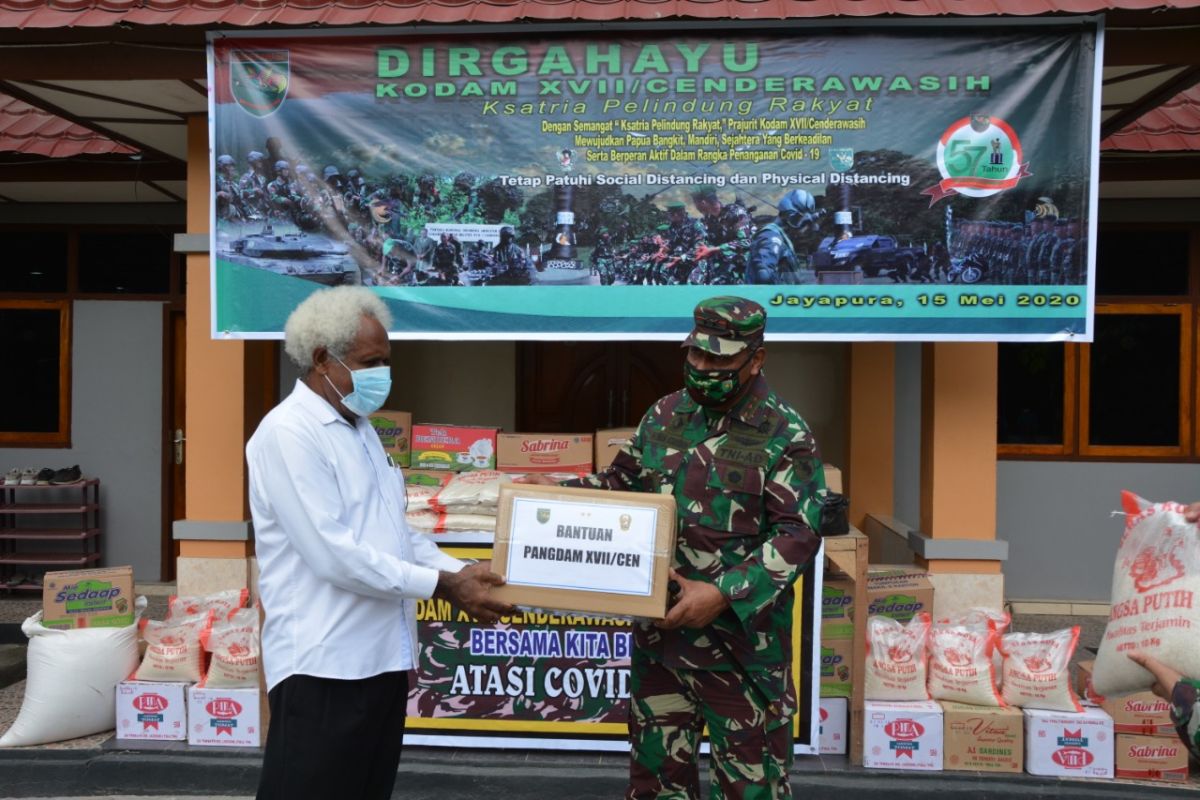 Pangdam XVII/Cenderawasih salurkan bantuan sembako di Gereja GIDI Polomo Sentani