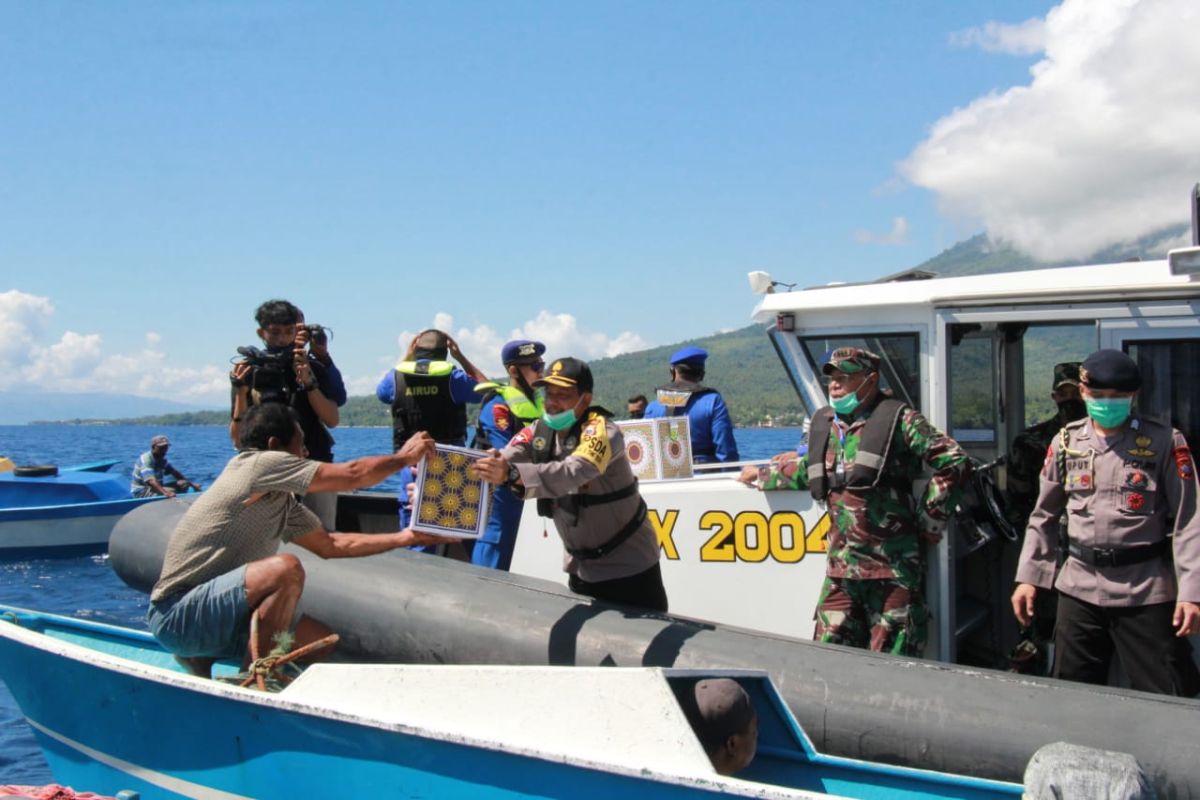 Polda Maluku Utara bagikan sembako kepada nelayan