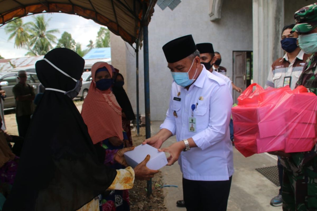 Wakil Bupati Tabalong bagikan ratusan paket takjil