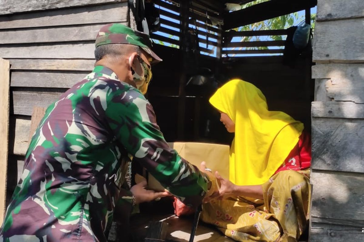 Janda kurang mampu terima bantuan dari Dandim Aceh Jaya