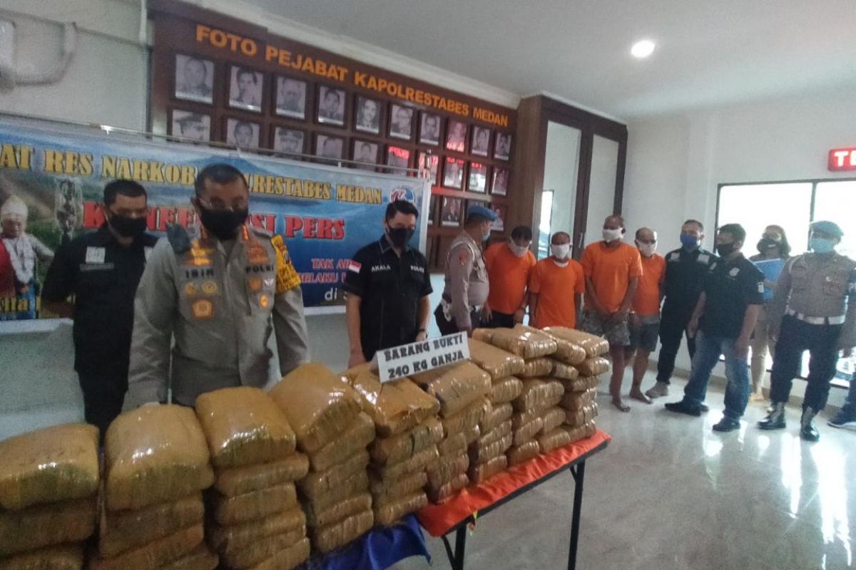 Satresnarkoba Polrestabes Medan gerebek sebuah rumah menyimpan 240 kilogram ganja