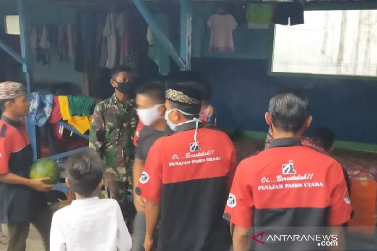 Oi Penajam bagikan makanan untuk berbuka puasa di panti asuhan