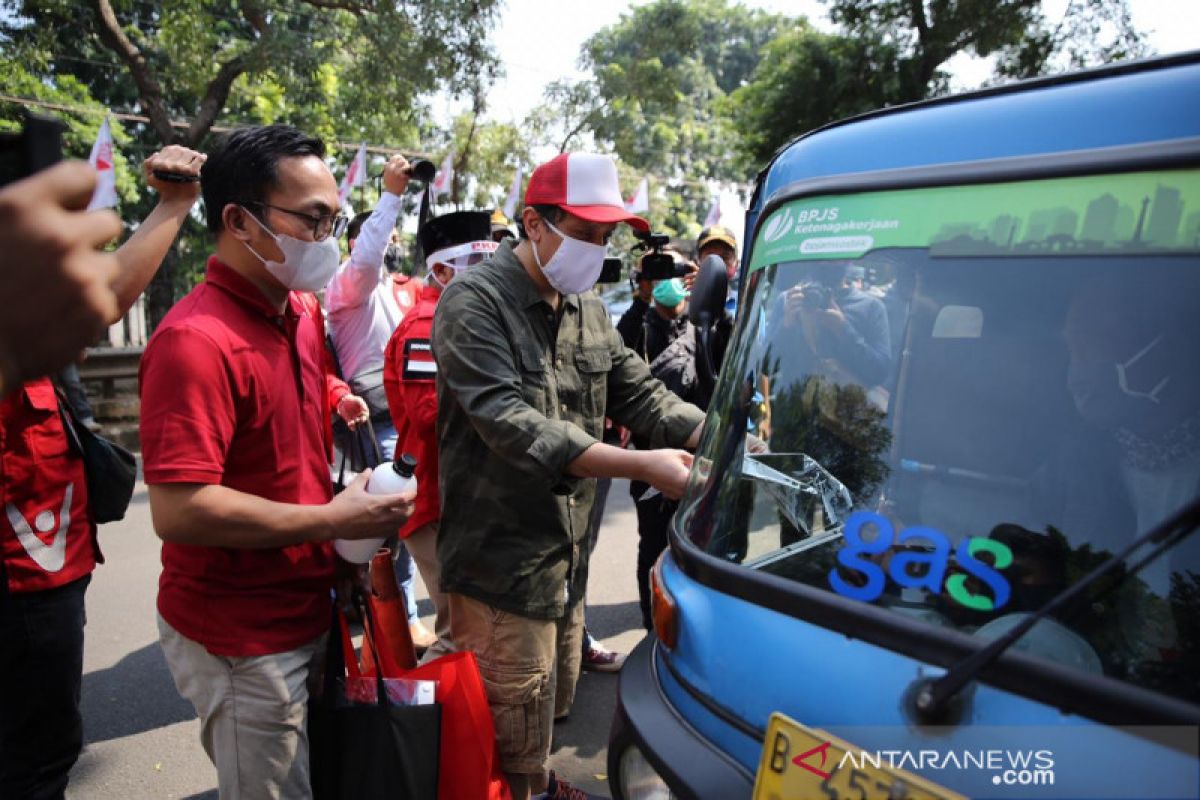 PKPI bagikan 200 paket sembako kepada sopir bajaj di Jakarta