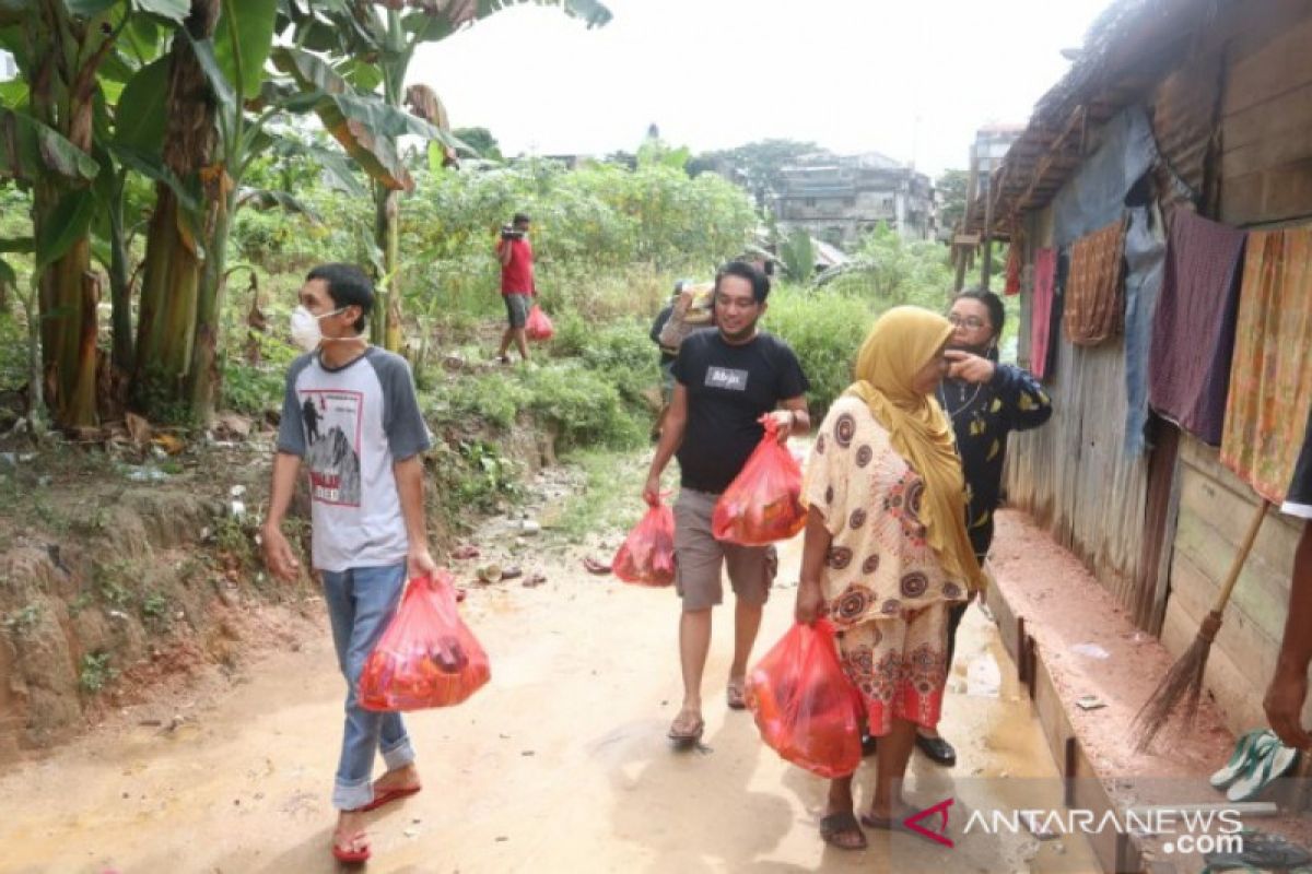 Di Kendari, Solidaritas jurnalis beri sembako warga rentan COVID-19