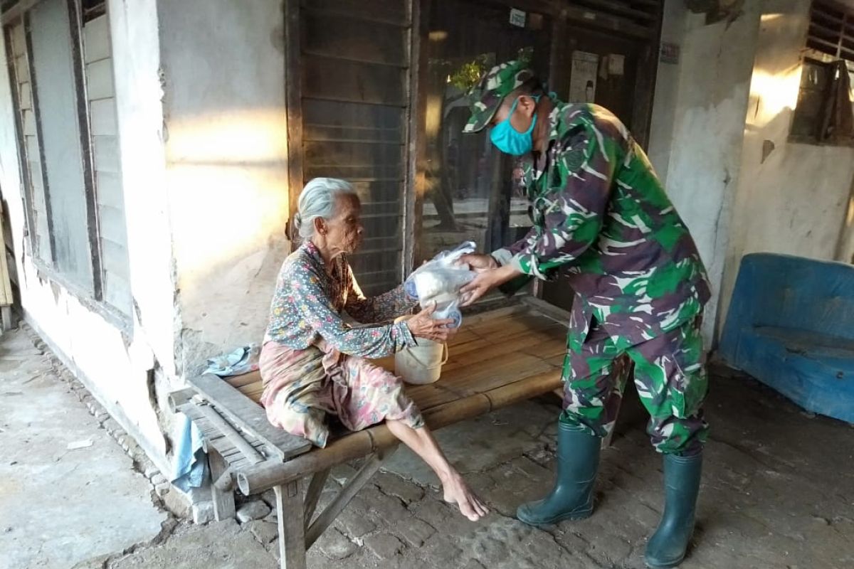 Koramil Cikande bagikan nasi bungkus untuk warga korban banjir