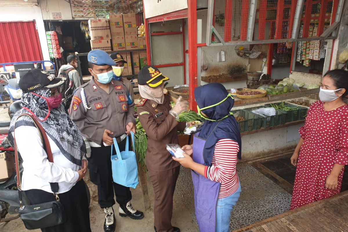 Kejaksaan Negeri Bekasi bantu warga terdampak COVID-19 di Tambelang