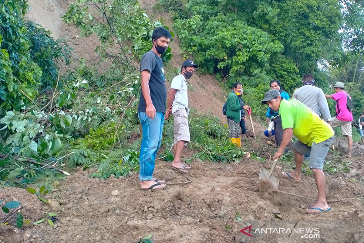 Longsor, jalur Palu-Kulawi belum dapat dilalui