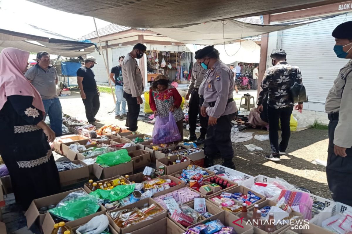 Video - Ketika Nenek Arbaiyati dapat uang kaget dari Kapolres