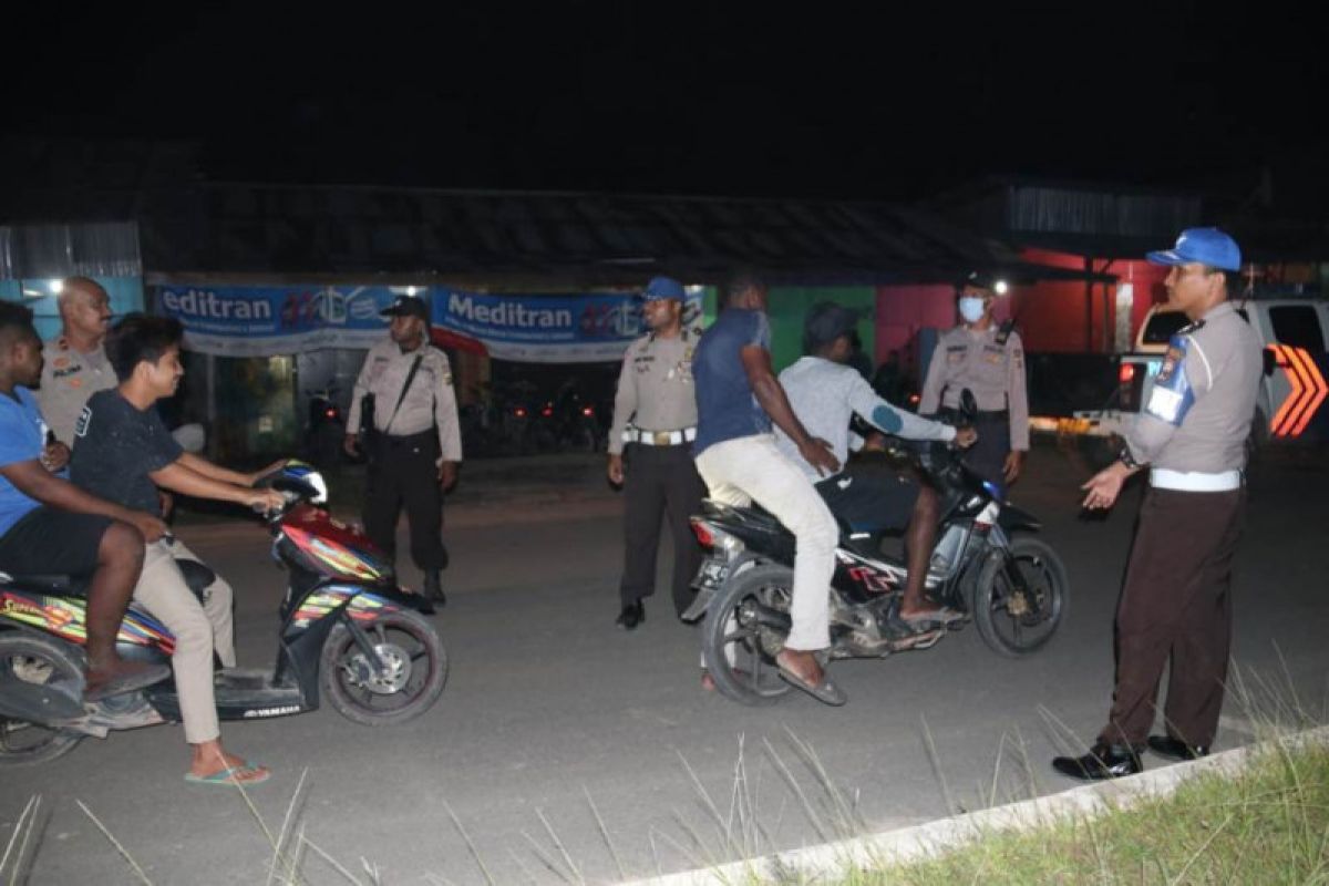 Polisi tegur warga Mappi yang beraktivitas di malam hari