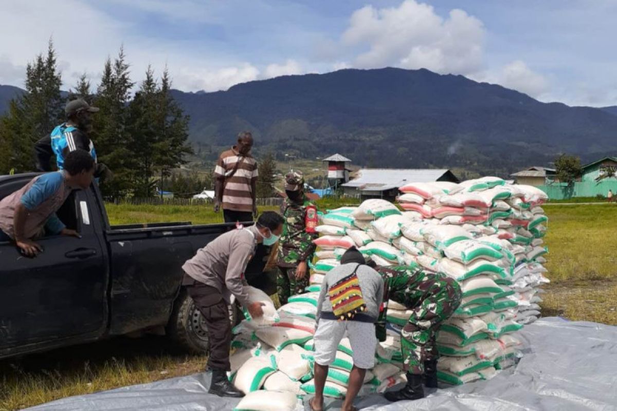 Personel Polres Puncak salurkan beras di delapan distrik
