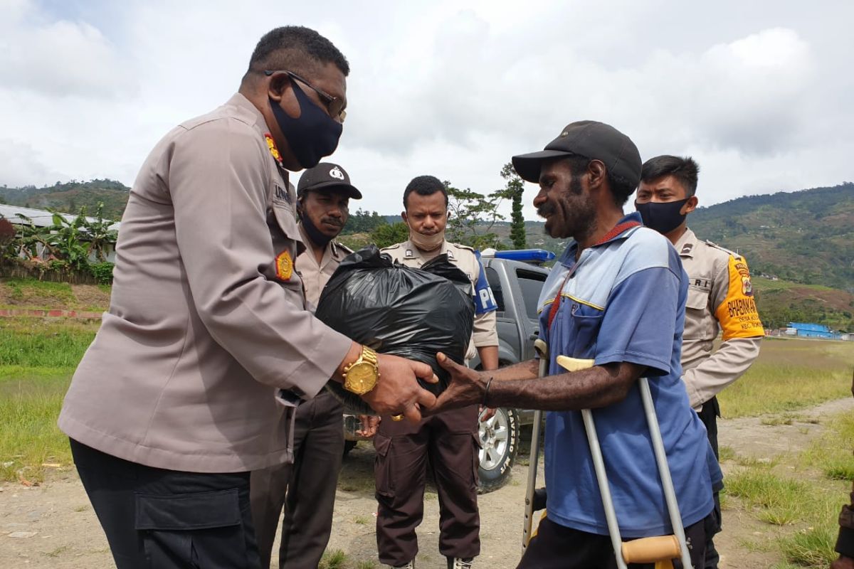 Polisi Tolikara bagikan sembako kepada warga dan tukang ojek