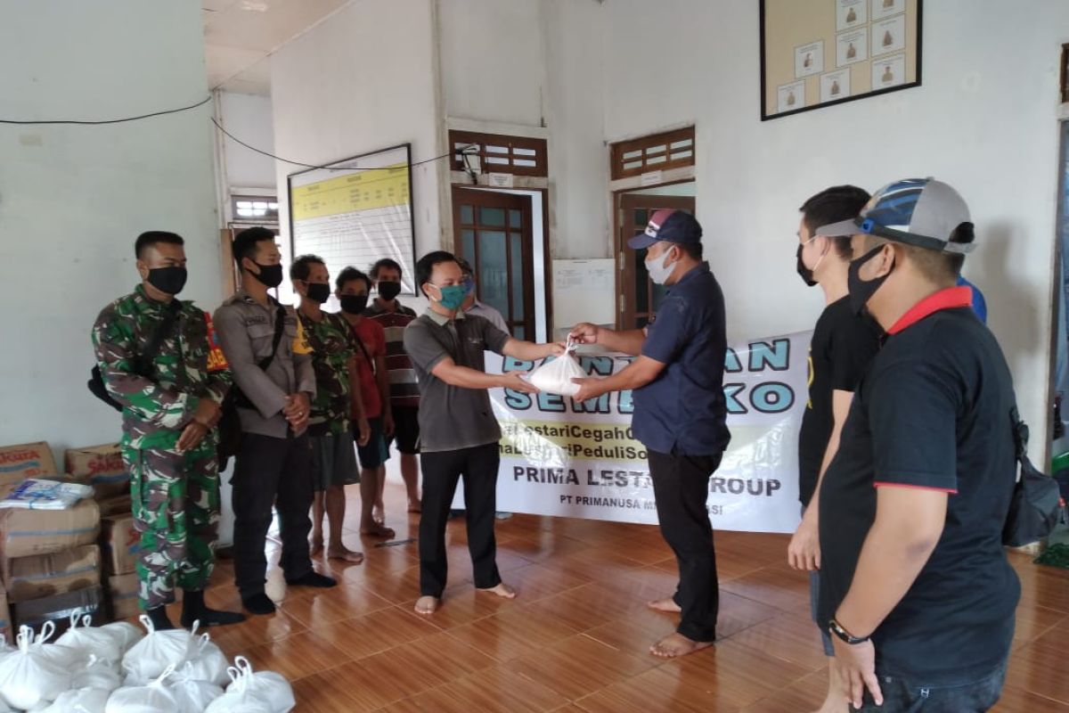 Prima Lestari group bagikan 308 paket sembako di tiga desa Kapuas Hulu
