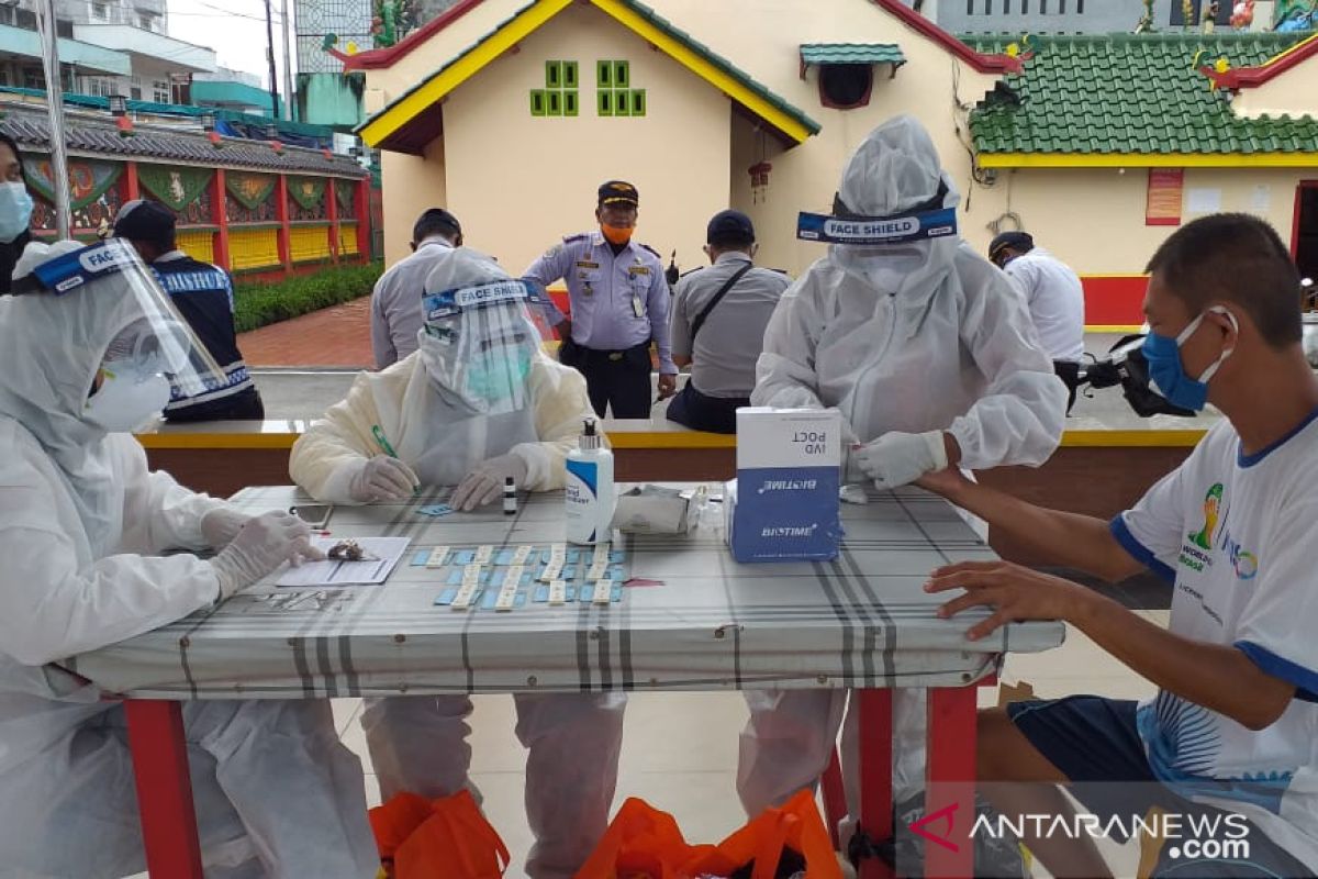 Pedagang pasar di Tanjung Pandan Belitung ikuti uji cepat virus COVID-19