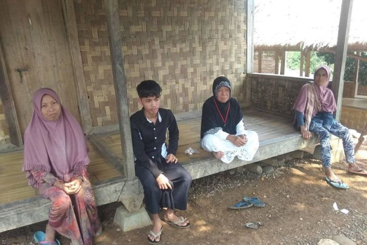 Warga Badui mualaf di pemukiman Kampung Landeuh selama Ramadhan rutin mengaji