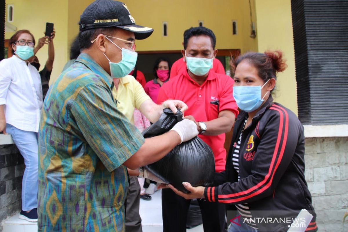 Kota Kupang salurkan bantuan beras untuk ribuan warga terdampak COVID-19