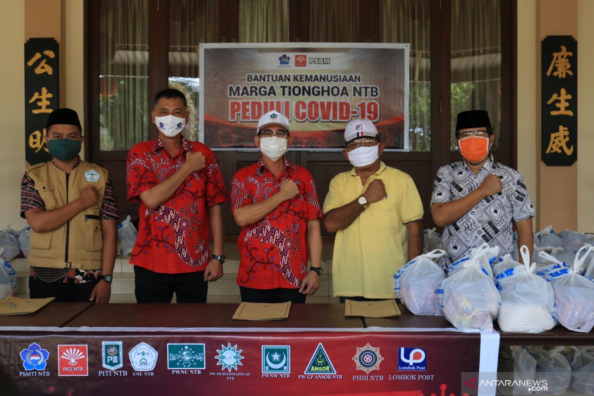 Ratusan marbot di Mataram menerima bantuan sosial warga Tionghoa