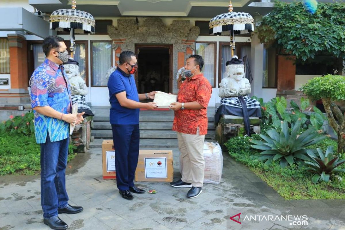 Kabupaten Gianyar terima bantuan APD dari Garuda Indonesia dan legislator