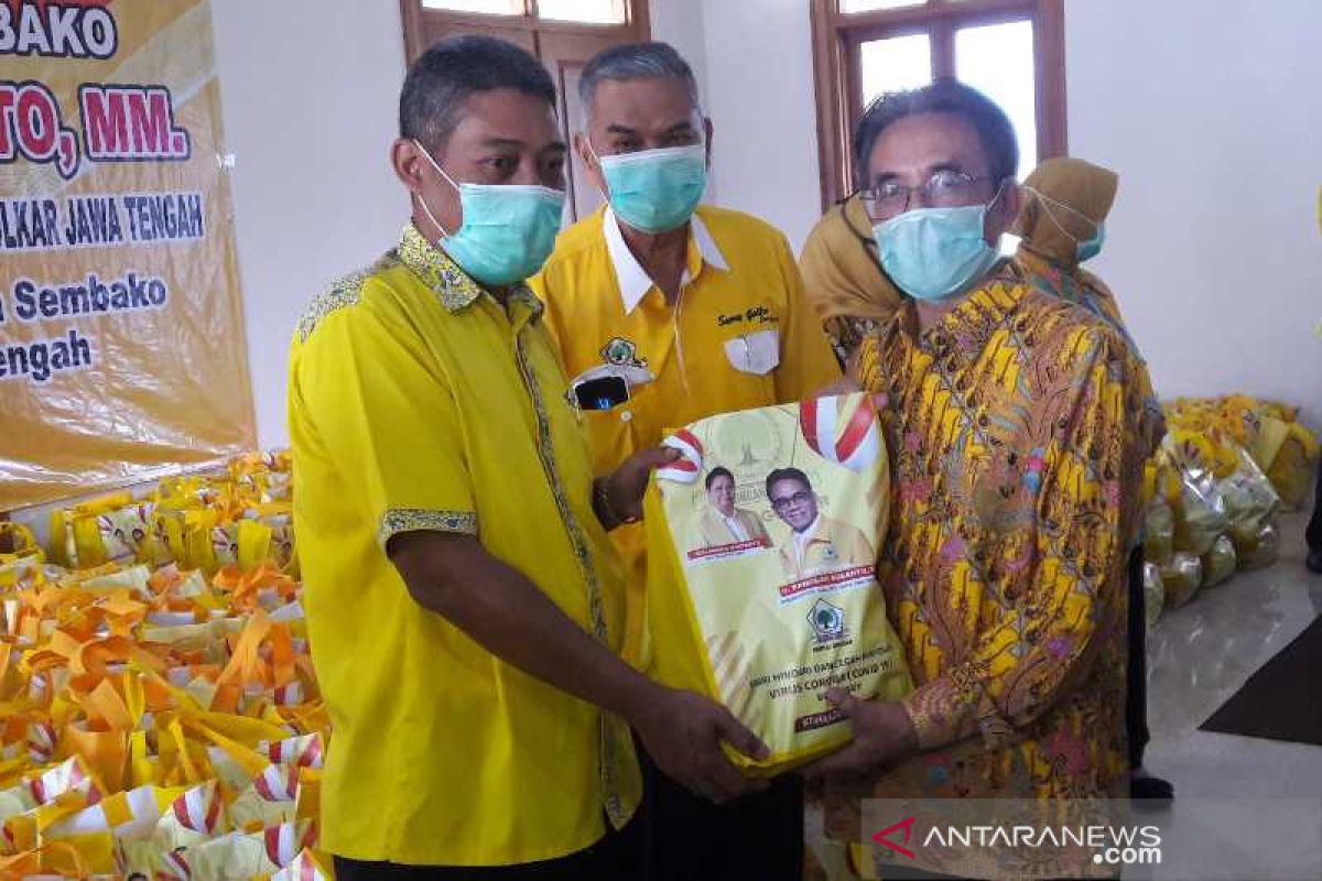 Golkar Jawa Tengah bantu 27.500 paket sembako warga  terdampak COVID-19