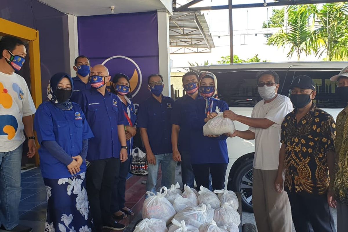 Warga MBR di Kota Surabaya dapat bantuan 1.000 paket sembako