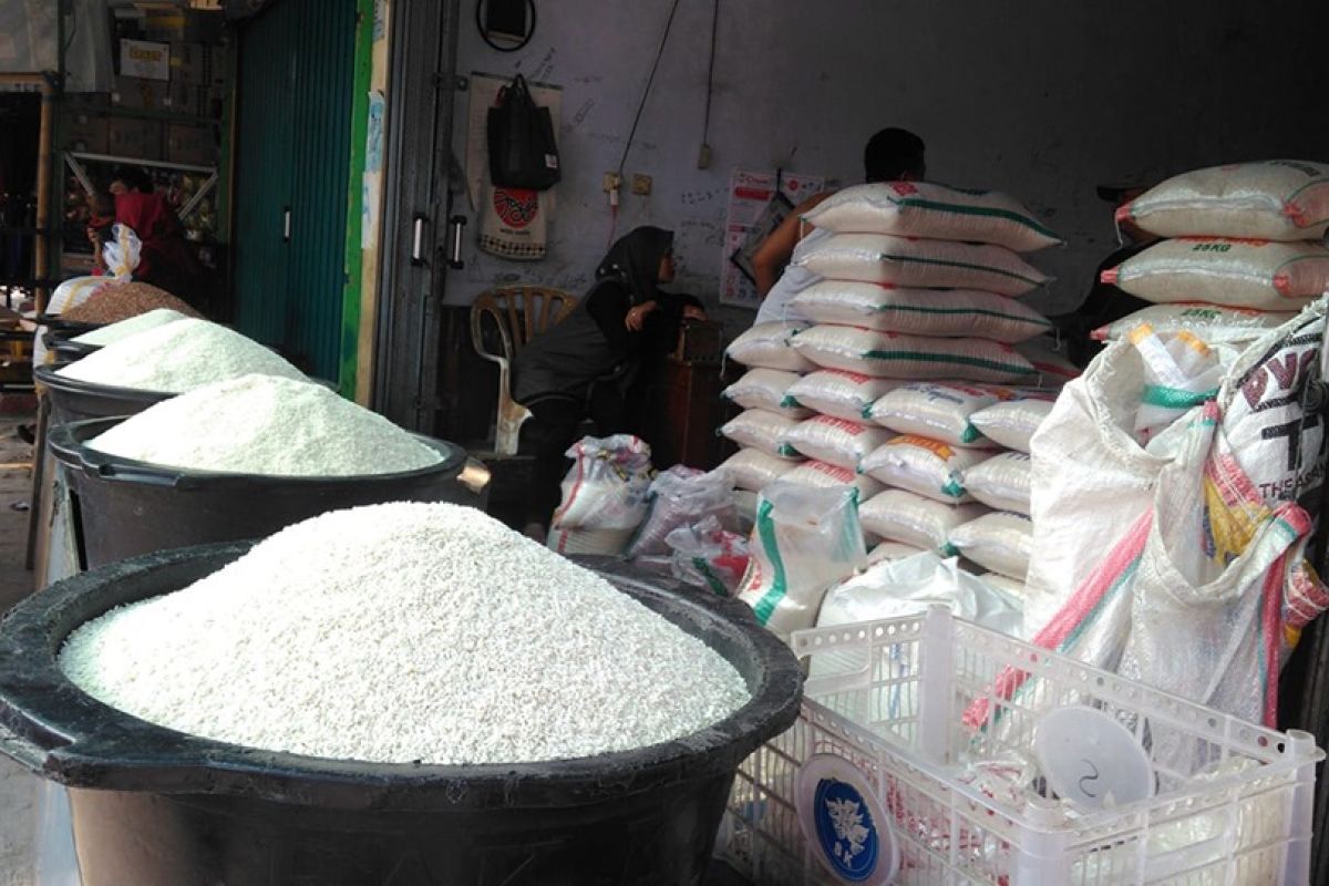 Pedagang beras di Lebak mengeluh sepinya pembeli