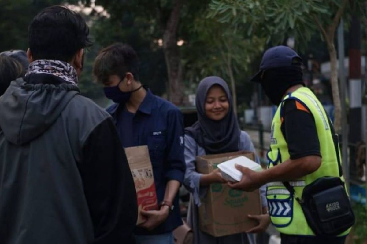 Tim Esperanza dan Pemuda Lebak peduli bagikan takjil untuk berbuka puasa