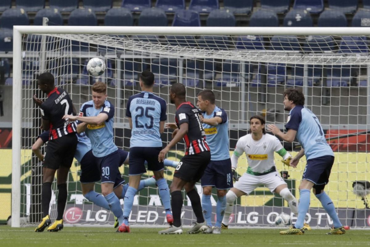 Gladbach ke tiga besar usai bekap Frankfurt 3-1