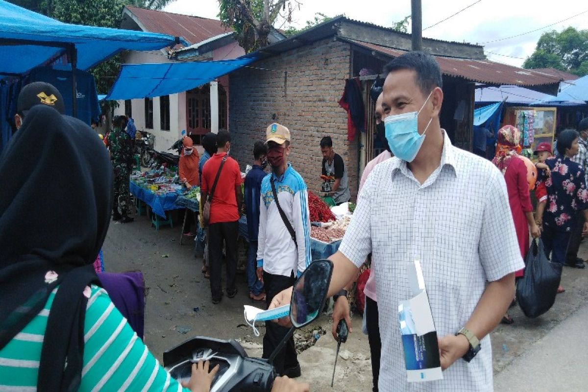 Dandim 0204-DS dan Kadiskes bagi ribuan masker di Pasar Kaget