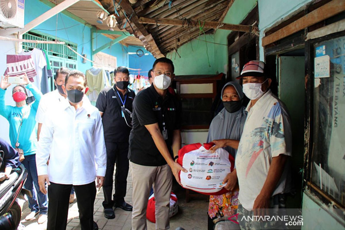 Mensos blusukan ke Bekasi dan Jakbar salurkan paket bantuan Presiden