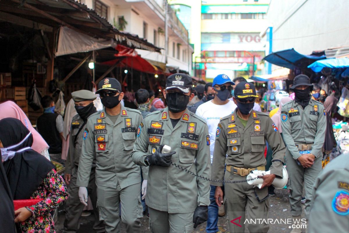 Bima Arya bubarkan kerumunan pedagang dan warga di Pasar Anyar Bogor