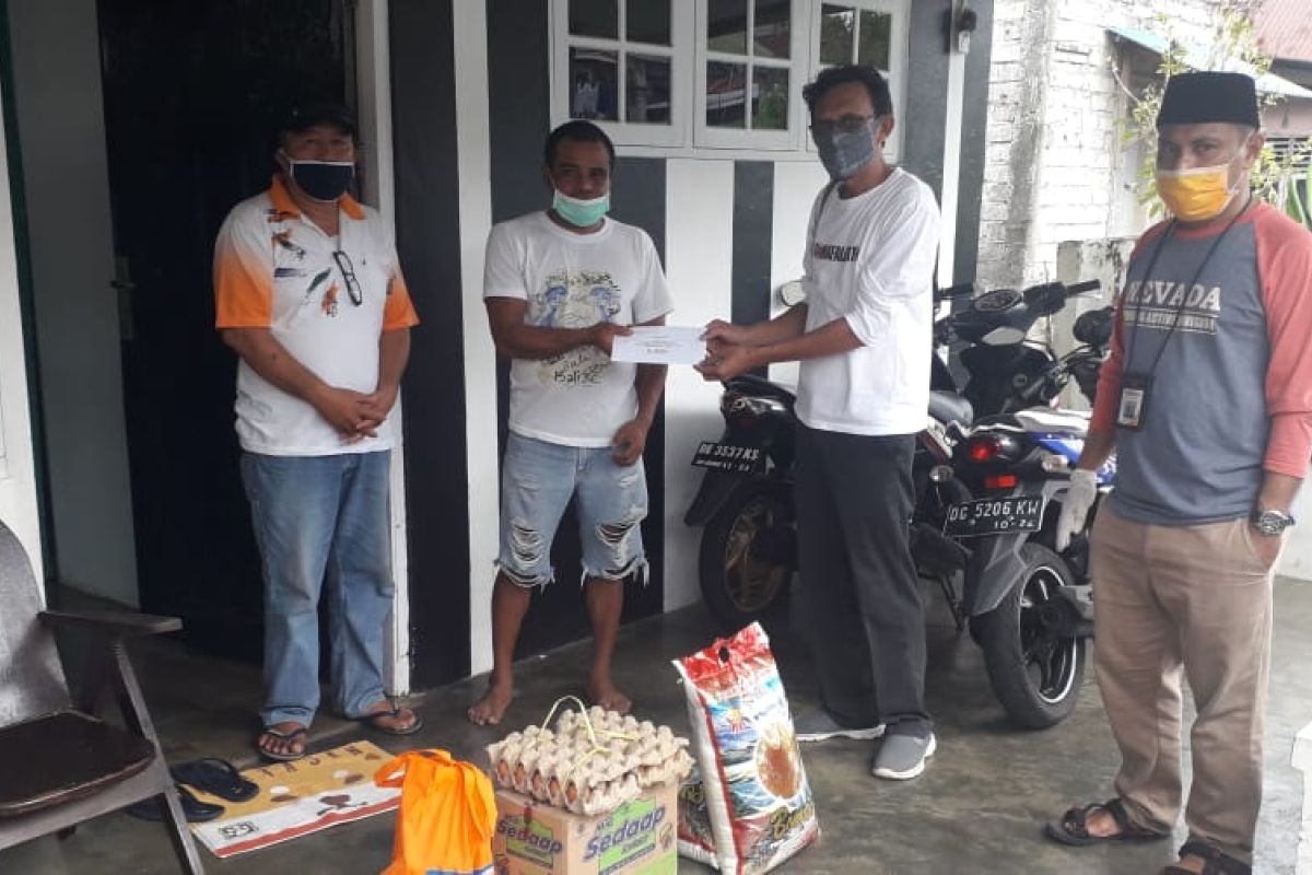 Gustu Kota Ternate Utara salurkan bantuan ke keluarga pasien COVID-19