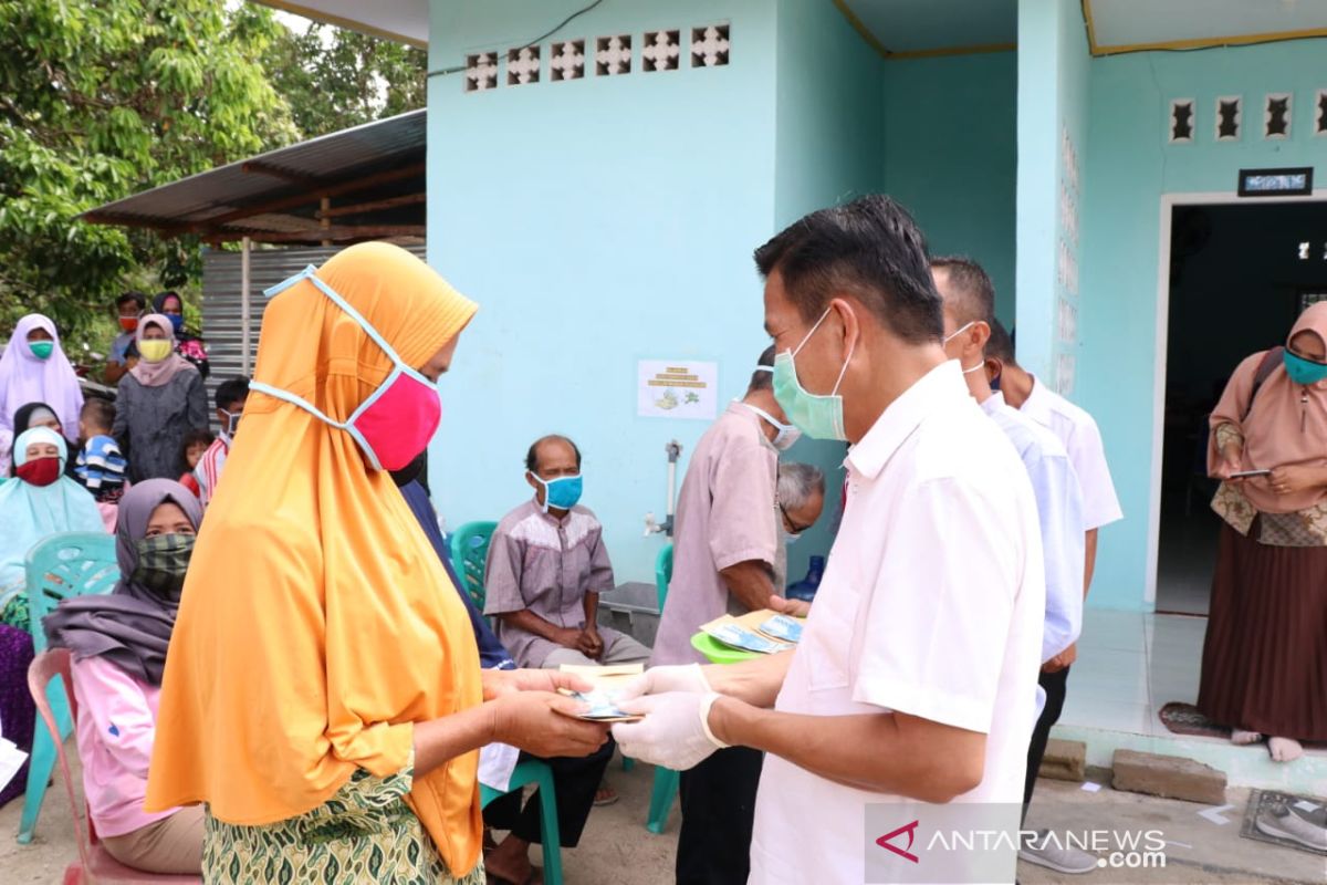 Bupati Bangka Tengah Pantau Penyaluran BLT di Sembilan Desa