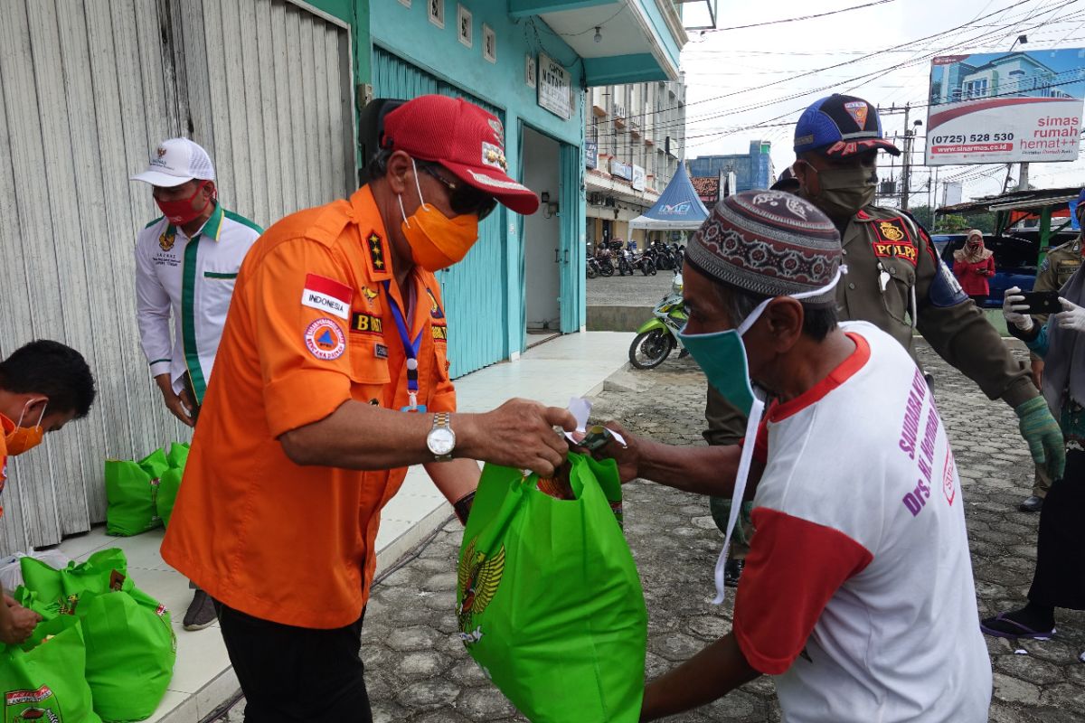 Baznas bagikan 218 paket sembako kepada tukang becak dan pemulung