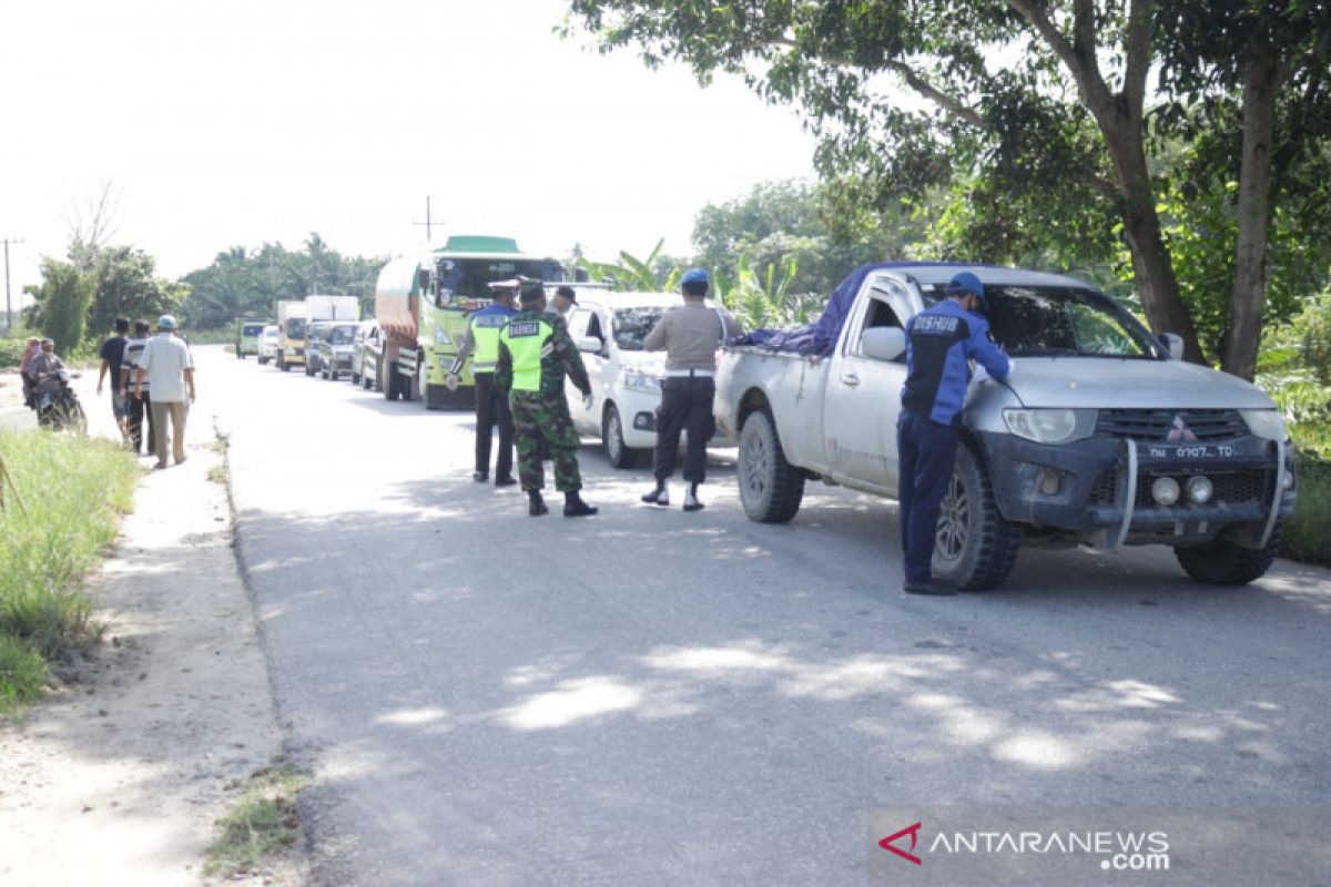 Berbatasan dengan Bengkalis, setiap kendaraan dicegat di Sabak Auk