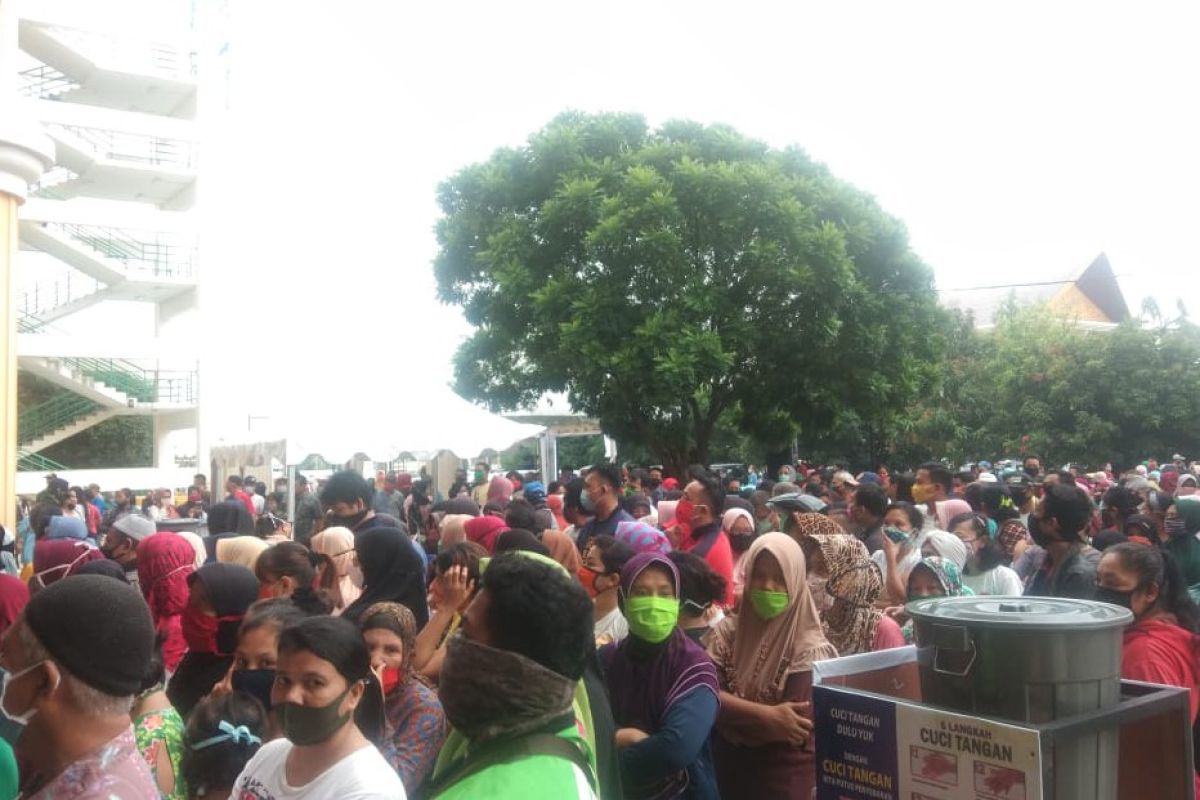 Pasar murah Pemprov Sumut, ribuan warga berdesakan