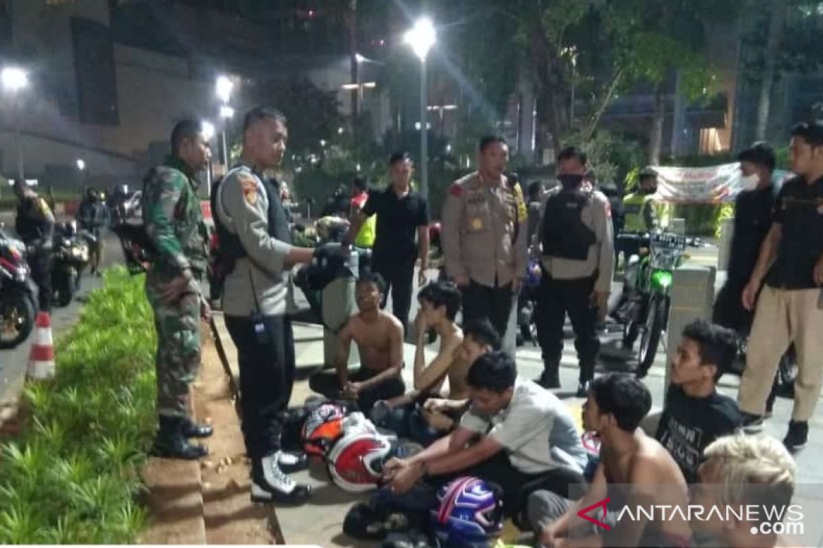 Wakasat Shabara Polres Metro ditabrak saat bubarkan geng motor di Bundaran HI