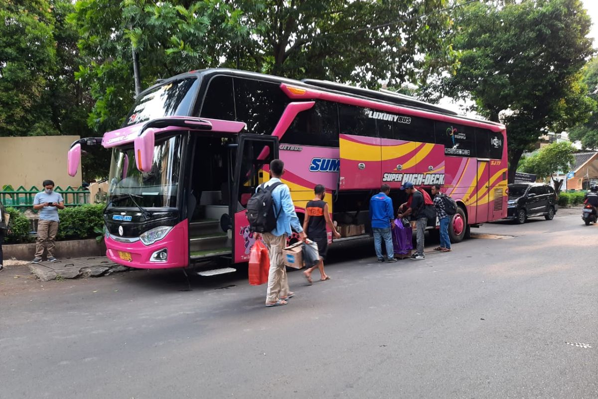 26 kuli bangunan diturunkan dari bus karena tak memiliki surat sehat