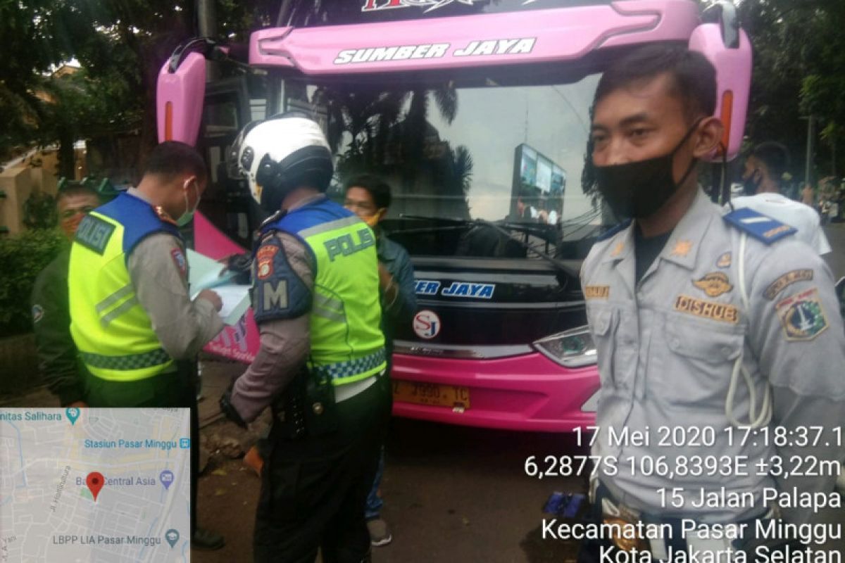 26 kuli bangunan diturunkan dari bus karena tidak miliki surat sehat