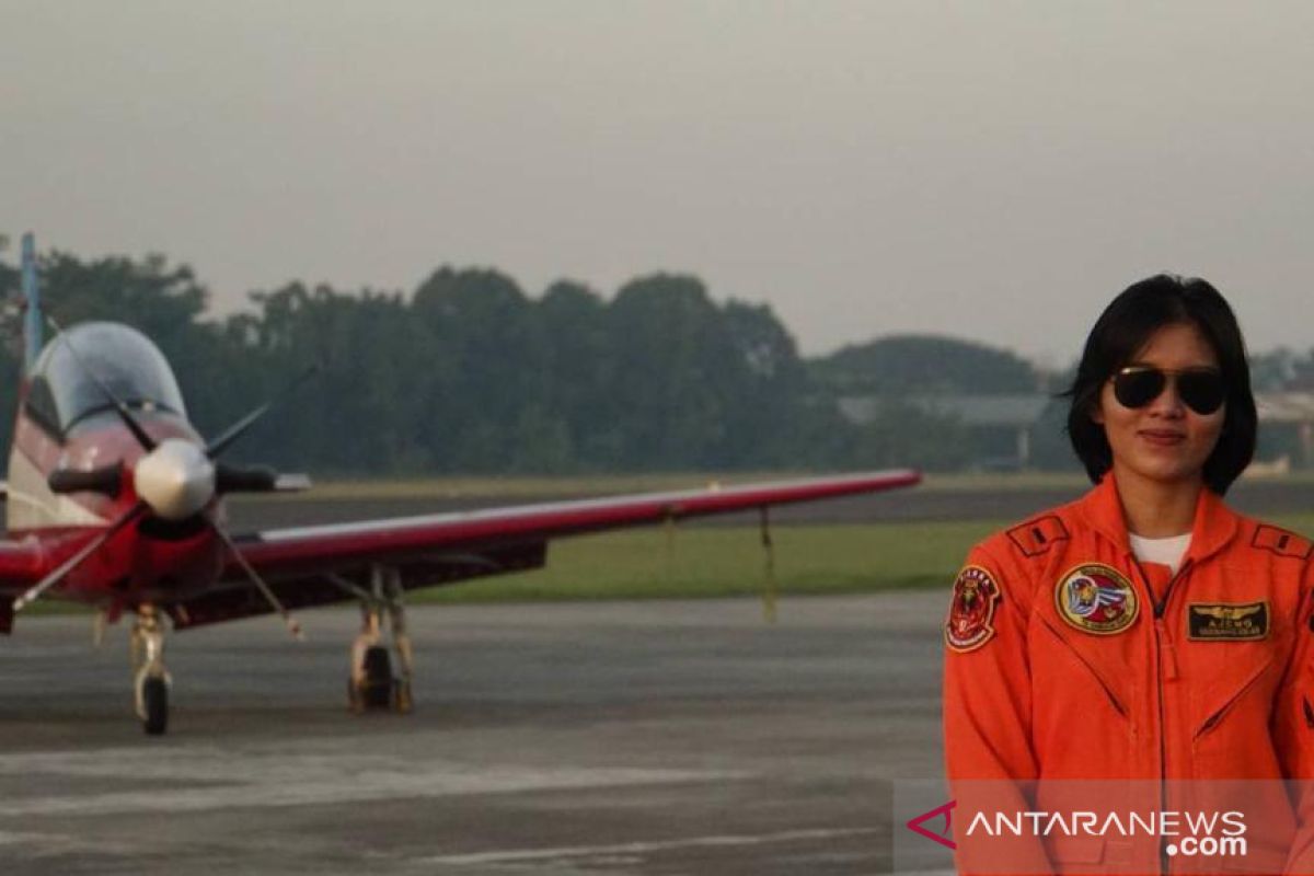 Letda Pnb Ajeng Tresna Dwi Wijayanti dinobatkan penerbang tempur perempuan pertama TNI-AU