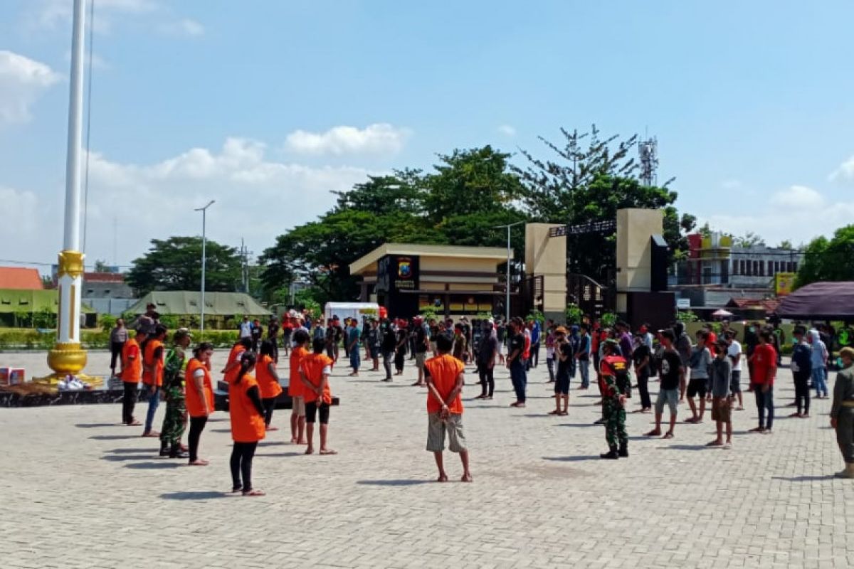 Para pelanggar PSBB di Sidoarjo dihukum menyapu