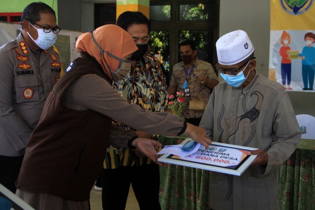 Gubernur Khofifah serahkan dana BLT warga Sidoarjo