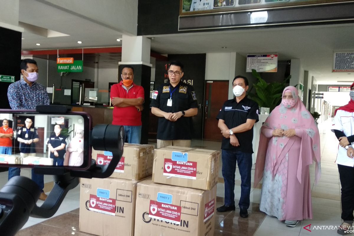 Anggota DPR serahkan APD dan alat tes cepat ke RSUD Tulungagung