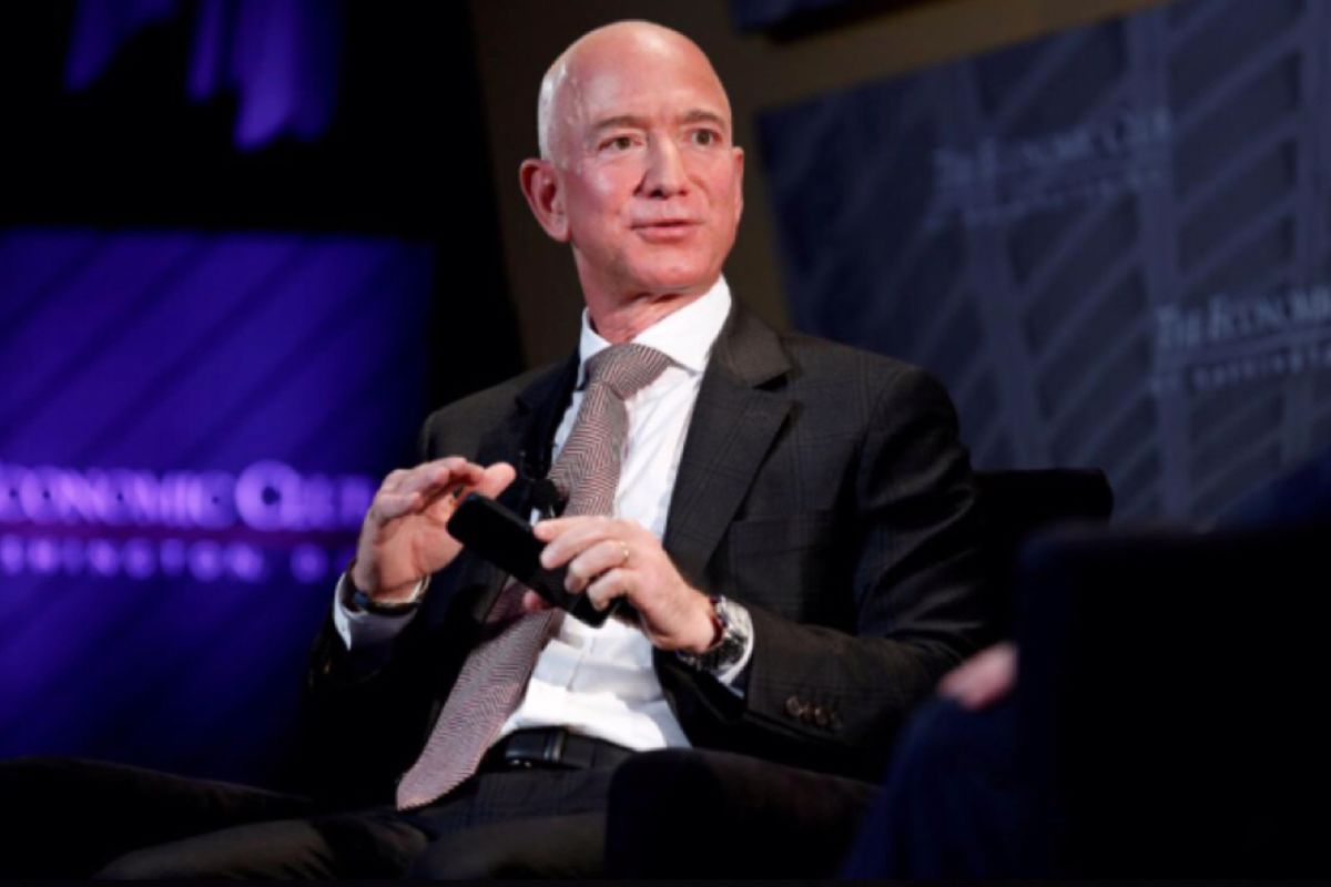 Bos Amazon Jeff Bezos diperkirakan jadi triliuner pertama dunia