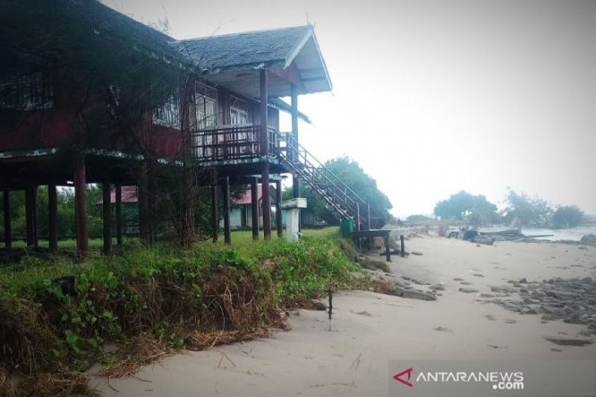 Akibat abrasi, fasilitas wisata Pantai Ujung Pandaran rusak