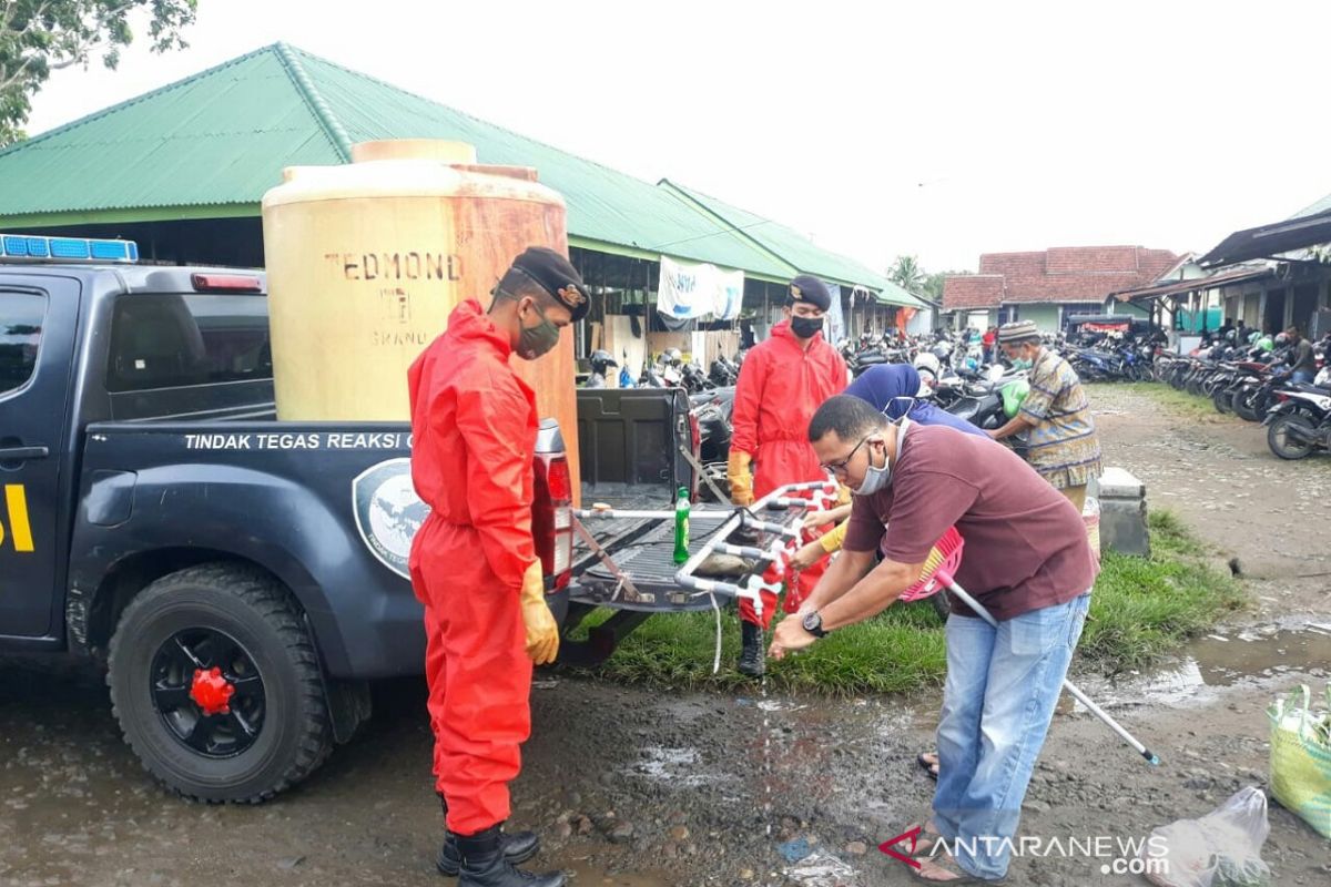 Polres Mukomuko siapkan tempat cuci tangan di pasar tradisional