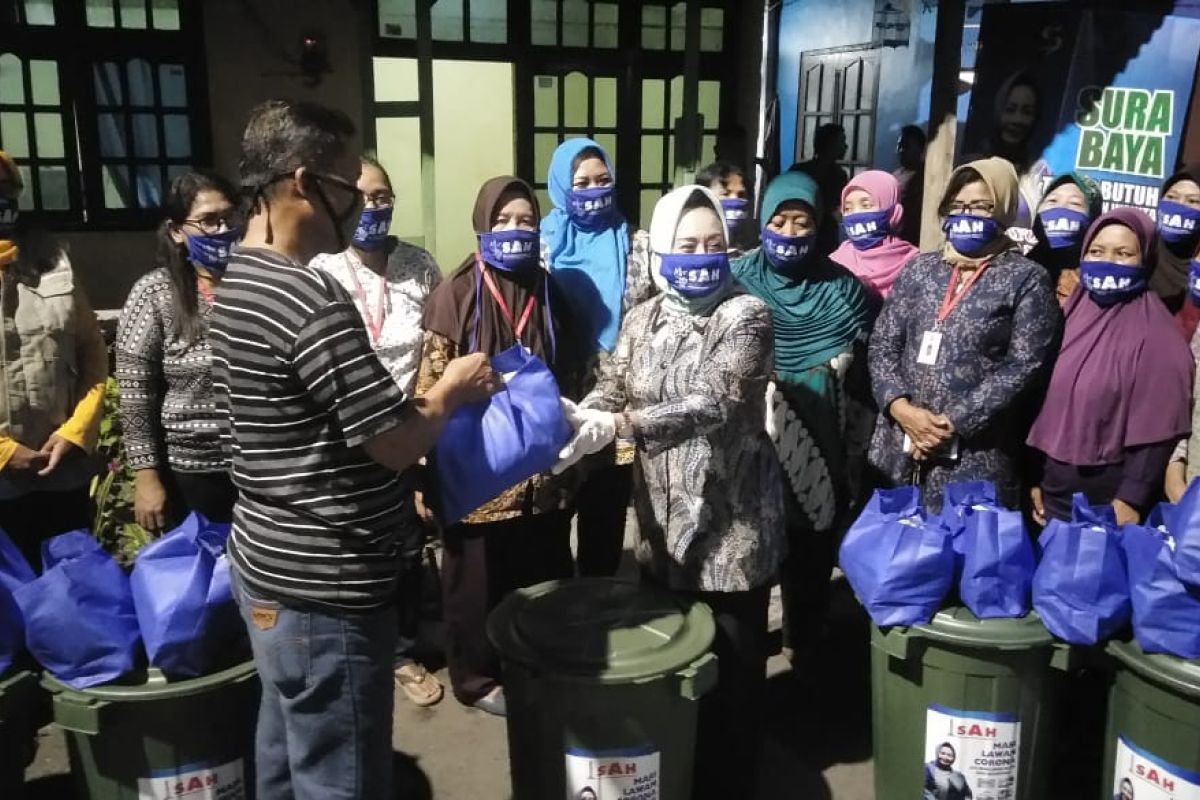 Sejumlah bumantik dan bunda PAUD di Surabaya dapat bantuan paket sembako