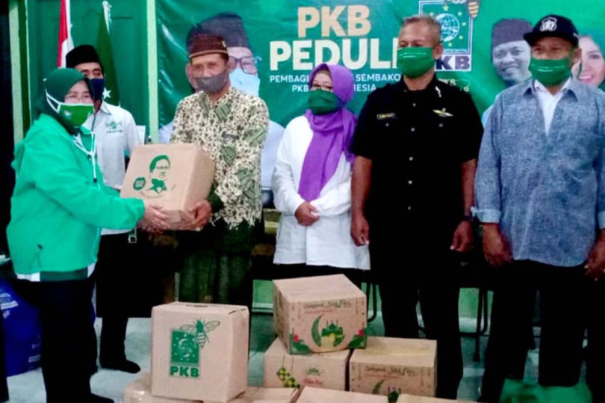 Anggota FPKB DPR RI serahkan bantuan  sembako dan APD di Banyumas