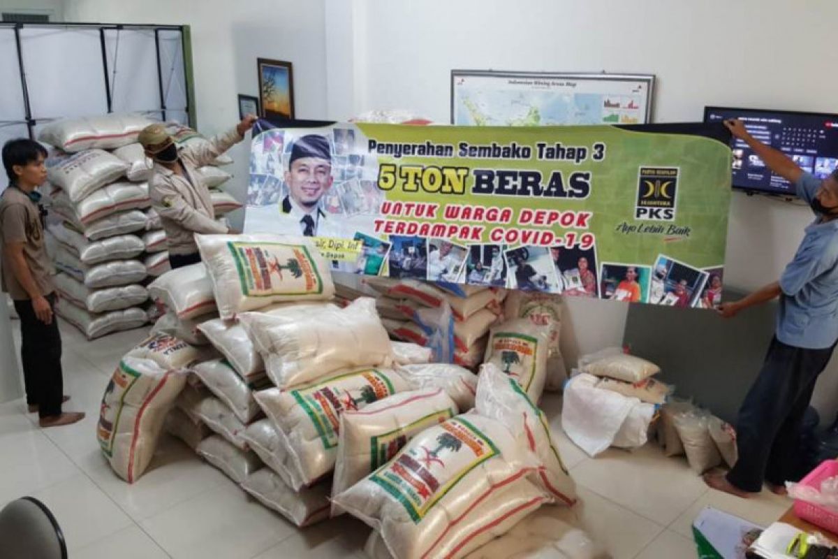 PKS Depok distribusikan 5 ton beras bagi warga terdampak pandemi COVID-19