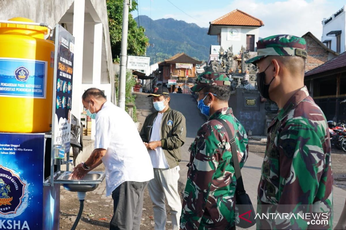 Undiksha dan Kodim Buleleng berikan wastafel di pasar tradisional